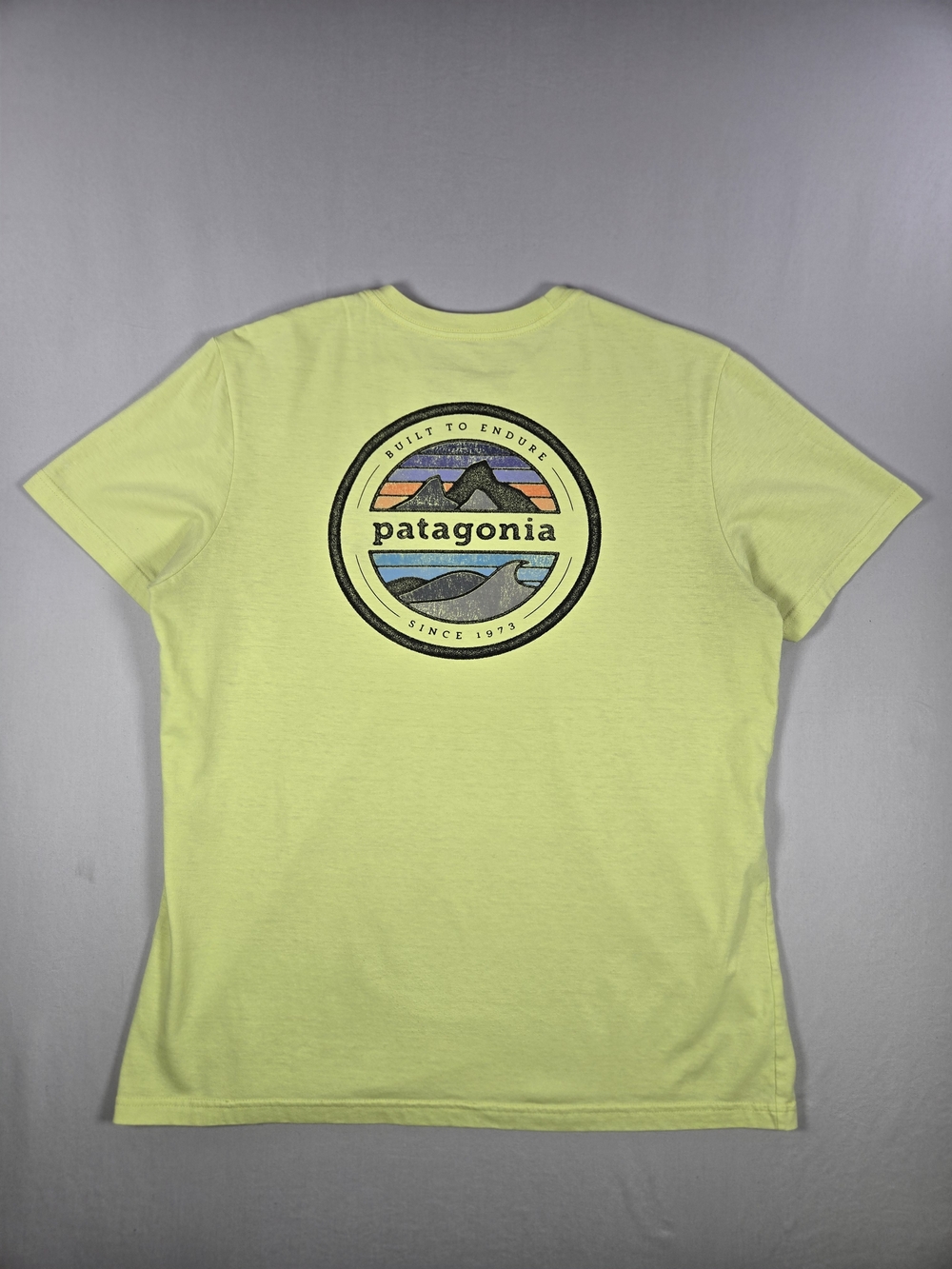 Patagonia Men's Yellow Rivet Logo Graphic T-Shirt Organic Cotton Size Medium
